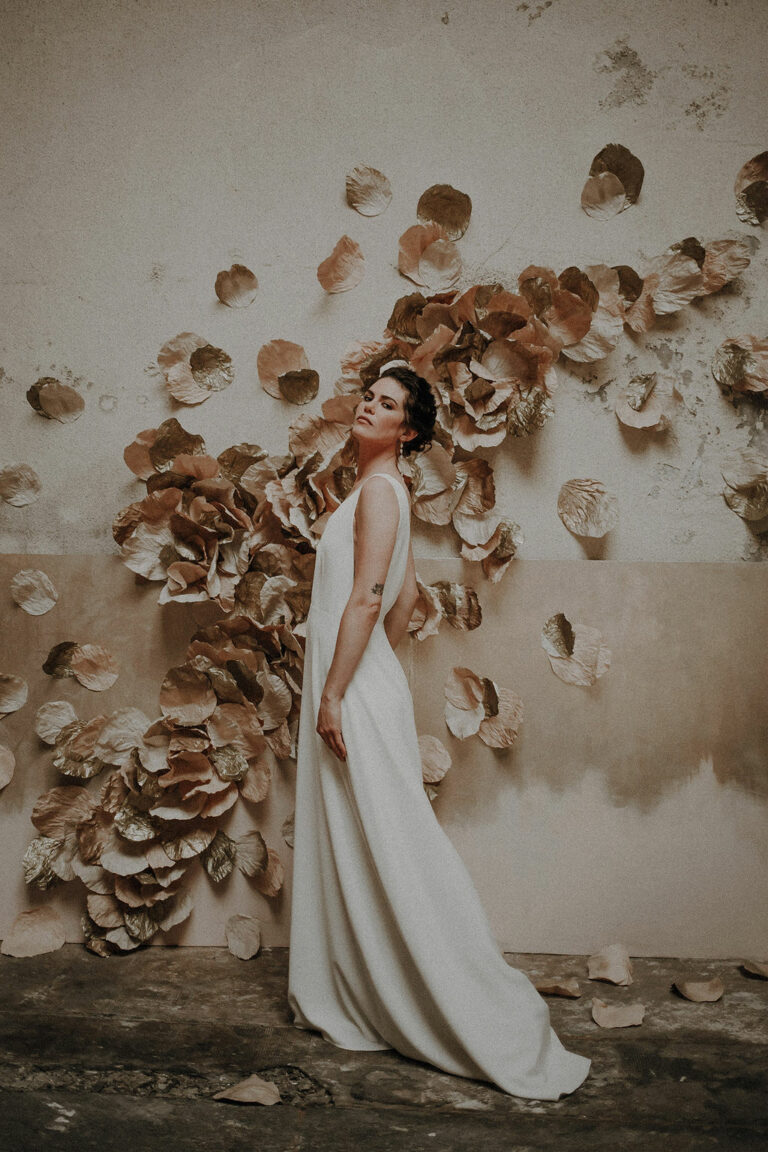 robe de mariee sur mesure 2020 paris luxe pure coupe crepe de soie dos nu decollete profond couture simple sophistique