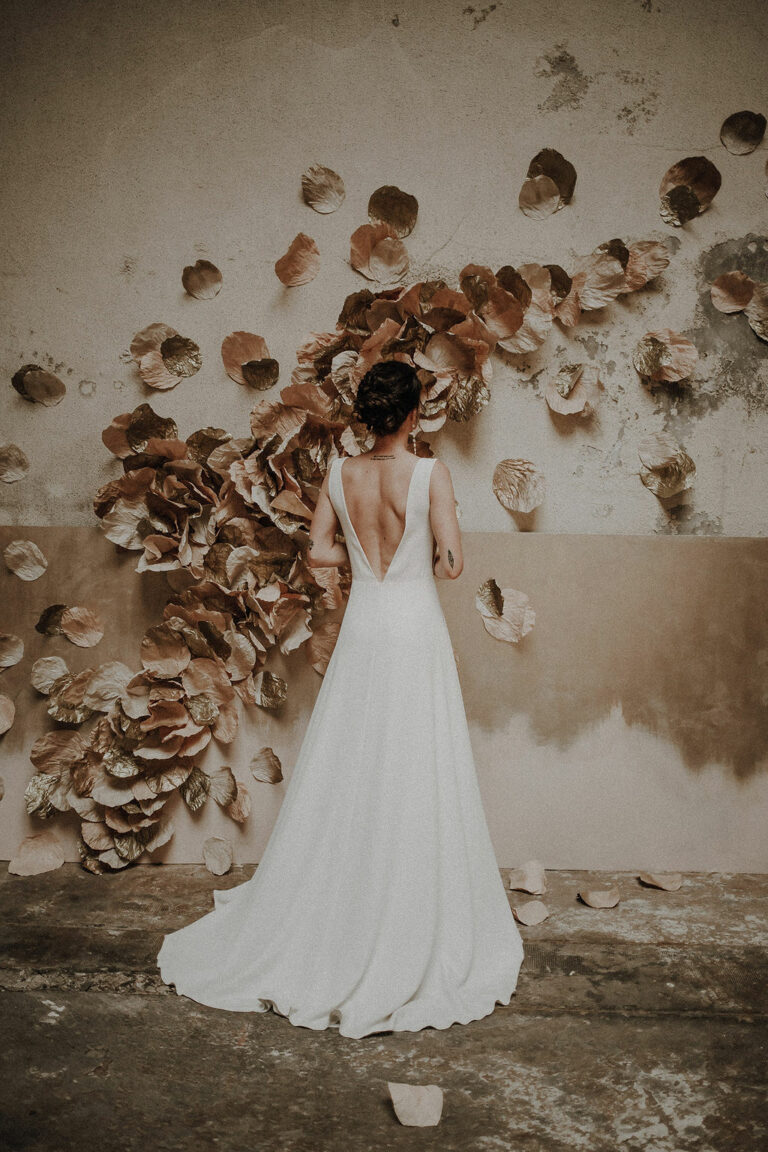 robe de mariee sur mesure 2020 paris luxe pure coupe crepe de soie dos nu decollete profond couture simple sophistique