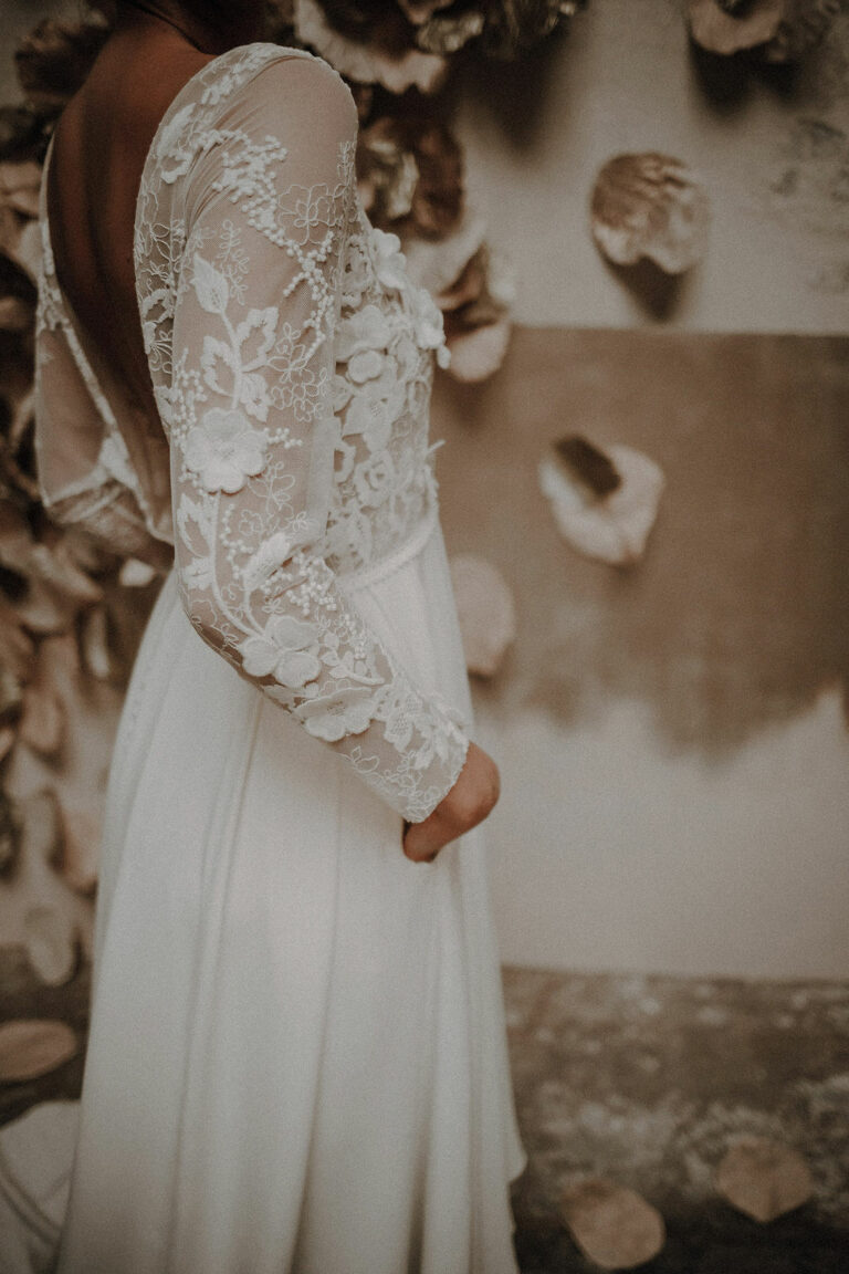 robe de mariee sur mesure 2020 asymetrique traine crepe de soie poches tulle brode dos nu encolure bateau manches longues jupe plissee