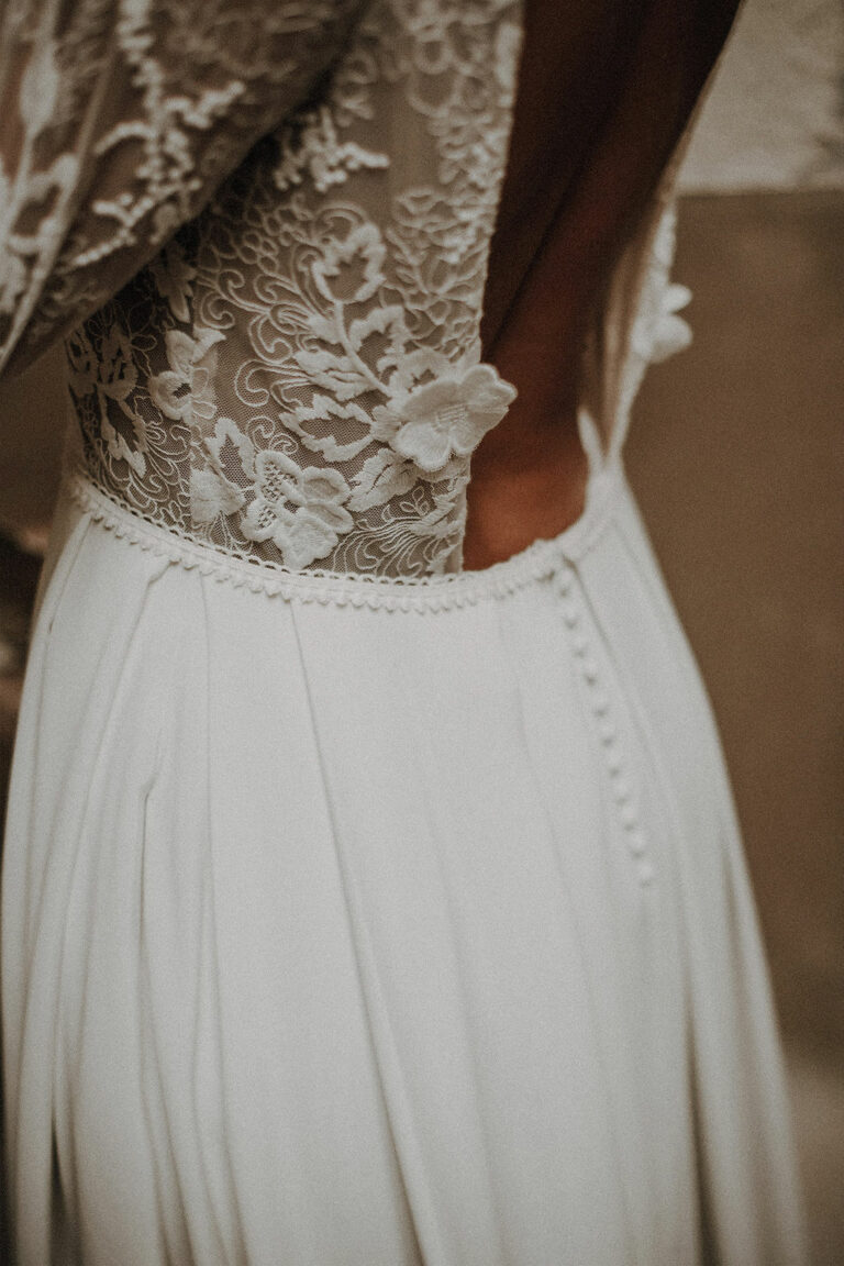 robe de mariee sur mesure 2020 asymetrique traine crepe de soie poches tulle brode dos nu encolure bateau manches longues jupe plissee