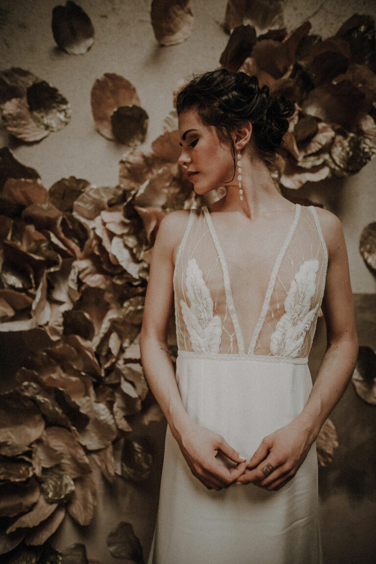 robe de mariee sur mesure 2020 paris couture robe luxe broderie main crepe de soie applat de dentelle dentelle tropicale transparence