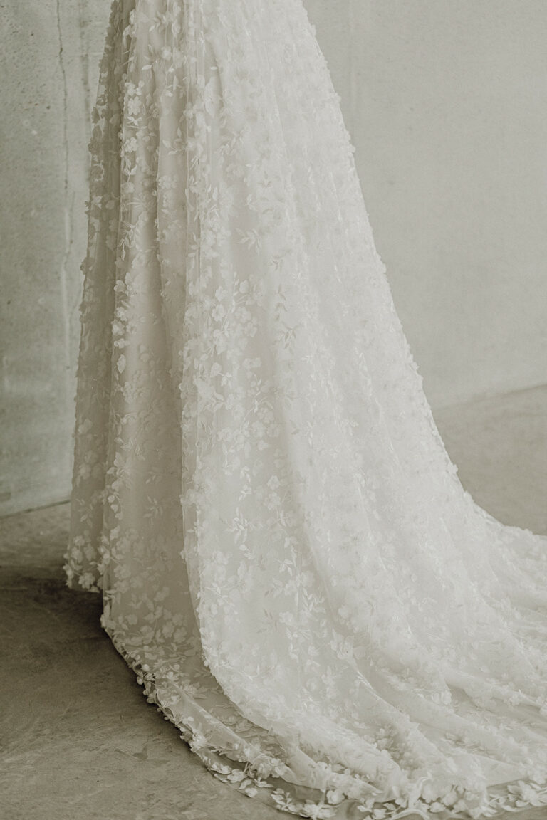 Robe de mariee sur-mesure Nais- robe dos nu glamour mousseline transparence perles dentelle broderie volume décollete fleurs fait main fluide soie
