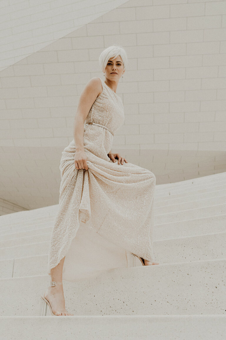 Collection 2021 - Robe de mariee sur-mesure Yael - robe paillettes dos nu glamour mousseline transparence perles soie fluide soie