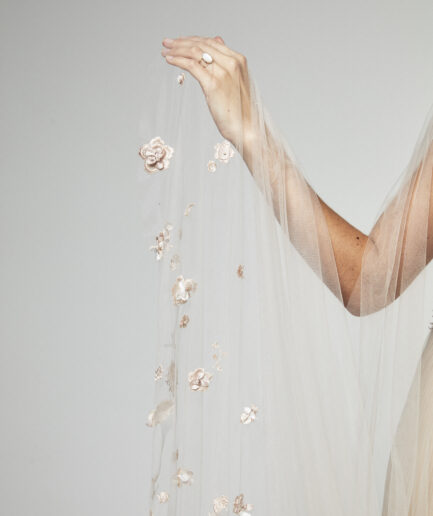 voile de mariee en tulle souple avec des fleurs de dentelles roses brodees a la main
